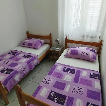 Stela 1 Povljana